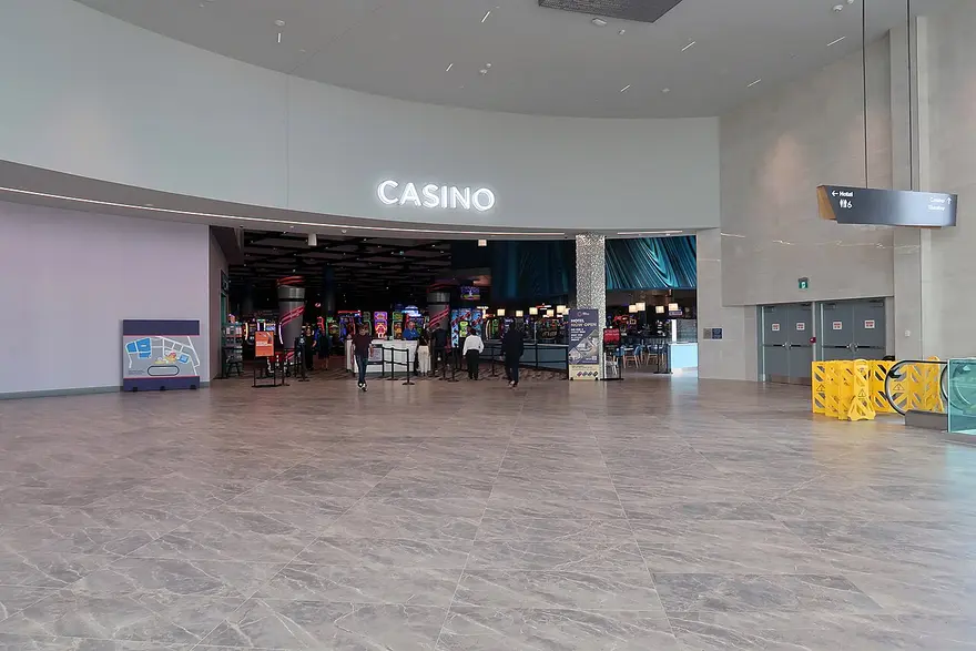 Enseigne CASINO illuminée au-dessus de l'entrée de la salle de jeu du Great Canadian Toronto